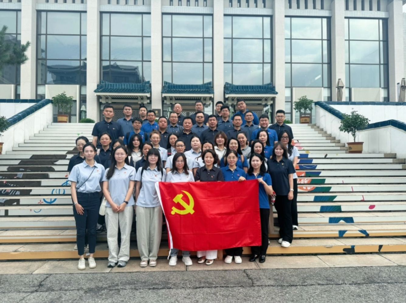 銘記歷史，砥礪前行—— 中建材信息各黨支部開展《南京照相館》觀影活動